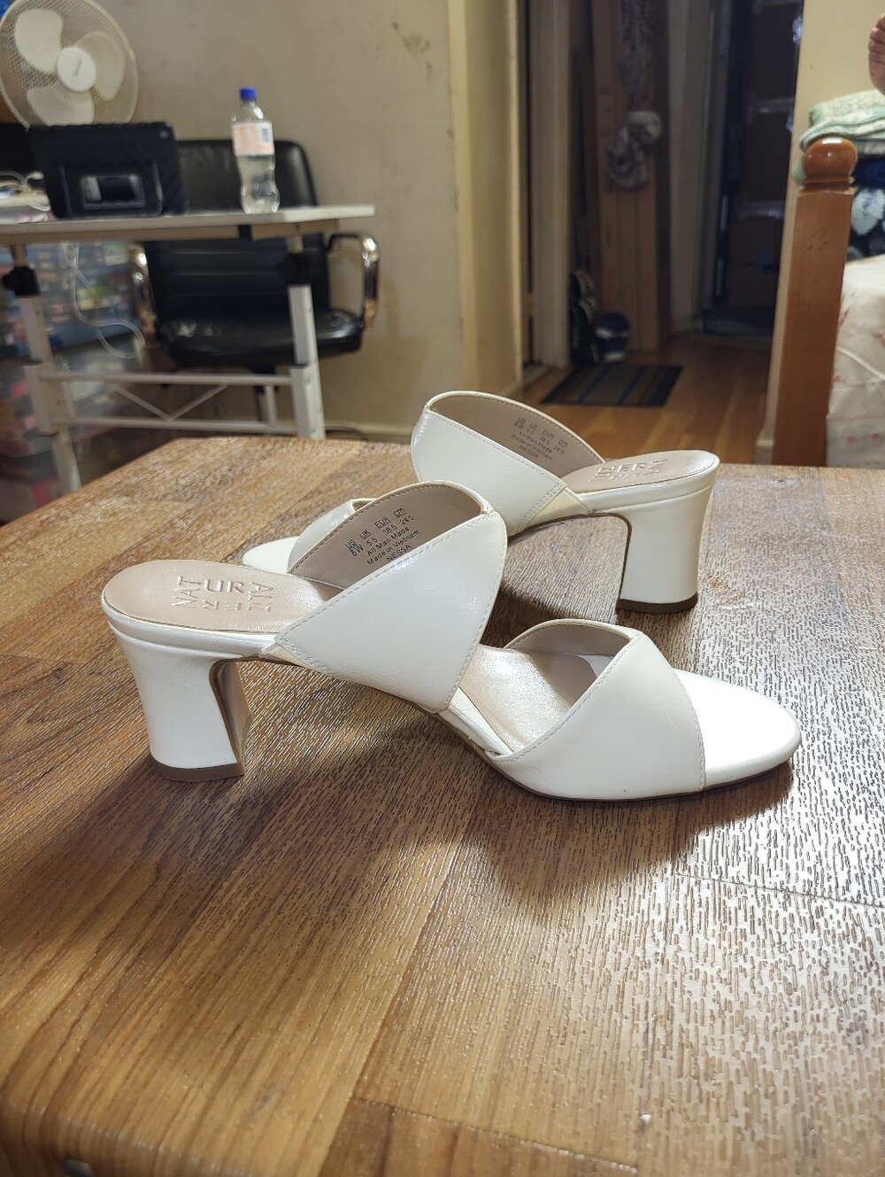 New without a box NaturalizerWomen's Nessa Open Toe Slide Sandals White size 8W